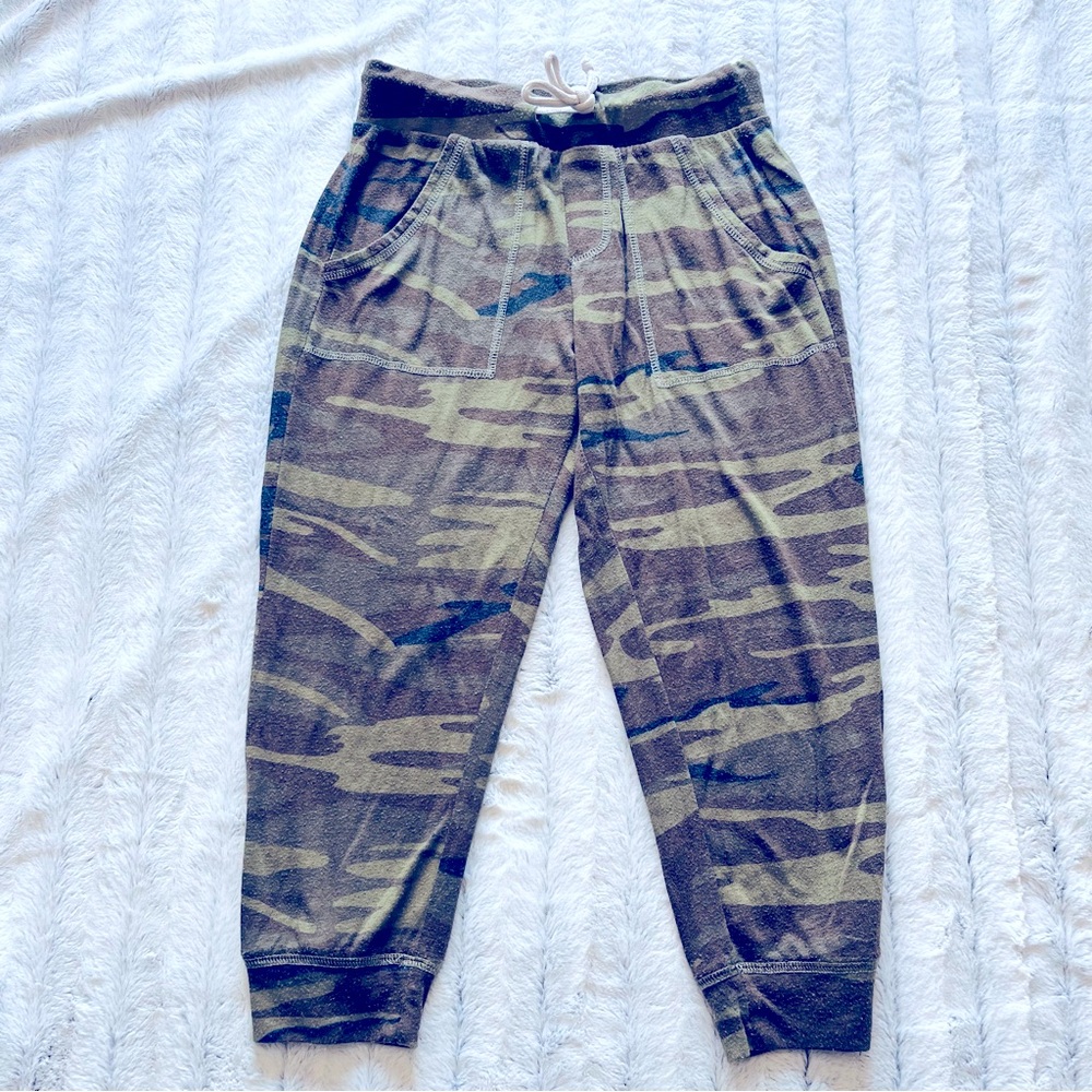 Alternative Apparel capri jogger camo